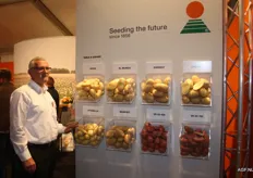 Ap Ruinard van KWS Potato BV presenteert de aardappelrassen. Hij geeft aan dat ze zich nu nog meer kunnen richten op de 'aardappelactiviteiten' en dat dit succesvol verloopt.
