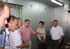 kijkje in de koeling met onder meer Gibi Dekker, Robert Mulder, Ger van Burik, Paul Daley, Marina van de ambassade en Arjan Stolk