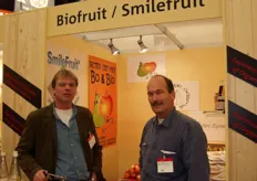 Wim Stoker van Smilefruit en Herman Peters van Biofruit delen samen een stand.