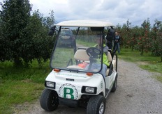 De bezoekers werden naar de tent in de boomgaard gebracht