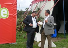 Bij Jan lijkt het of de knopen van het colbert zijn verzet