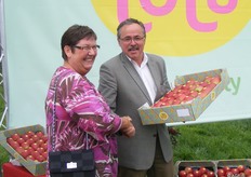 Jaqueline van de Werdt krijgt een doos Lola