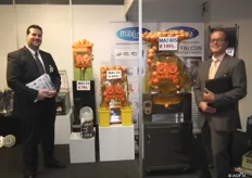 Rob Veraar en Otto van Oostveen bij de sinaasappelpersmachines van Spangenberg International