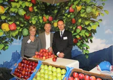 Brigitte van der Pluym, Jack Aartsen en Bart Gouw van Aartsenfruit bij de Marlene appelrassen