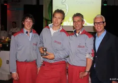 Het team van Pieter van Vliet won de Zilveren Appel in de categorie 'presentatie marktkraam' en 'kennisquiz'