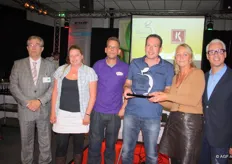 Het team van Richard's fruit on tour ontvangt de tweede prijs ‘Beste Groenteman van Nederland 2011’ in de categorie Ambulante Handel
