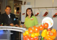 Gerard Koolen van Viva Veggies en Ine van Kleef van Tasty Tom. De twee bedrijven deelden een stand.