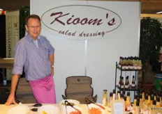 "Henk van Bodengraven met Kioom's salade dressings. Hij levert vooral aan groentenspeciaalzaken, slagers en kaaswinkels. Hij is tevreden over de beurs. "Er is veel animo voor de dressings."