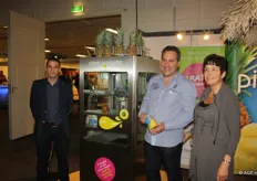 Presentatie van Pin-o-matic, de automatische ananassnijder. Links Jan Molenaar en rechts Plus ondernemer Ronald Lohman met zijn vrouw. Ze zijn overweldigd door het enthousiasme en de leuke reacties van de bezoekers.