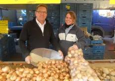 Kees en dochter Ilse van de Beek verkopen samen aardappelen en uien