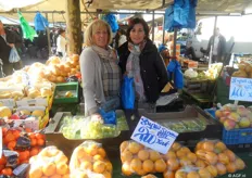 Aal en Sandra, dochter en moeder, staan met veel plezier op de markt
