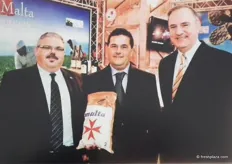 Raphael (midden) met de minister van Malta links