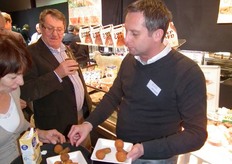 Leon van den Oord met achter hem zijn vader deelt boerenkoolstamppot kroketjes uit. Voor alle aanwezige leveranciers was deze bijeenkomst het moment om te discussiëren over de wensen en ideeën van detaillisten te polsen