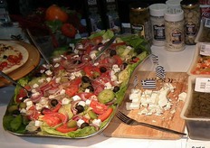 Heerlijke griekse salade die een grote aandachtstrekker in de winkel kan zijn