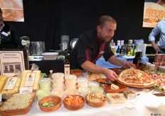Groetenspecialist en traiteur Donato Cassaro, Ravenstein bakt in zijn winkel verse pizza's en maakt andere Italiaanse gerechten.