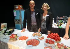 Corne Smulders en zijn vrouw promoten de Intense tomaat.