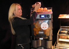 Demonstratie van de Zumex sinaasappelpersen