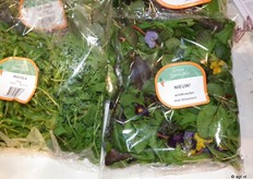 Eetbare bloemen gemixt met babyleaf bladgroenten