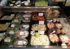 Aan de rechterkant staan de maaltijdsalades van Miranda's groenten fruit. Klanten kunnen zelf gratis bij hun salade 1 van de 6 sauzen naar keuze kiezen.