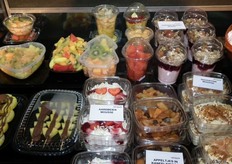 De mueslishaker rechtsachter werd enthousiast ontvangen. Verder deden de appletjes in kaneelsiroop het goed. Verder links op de achtergrond 2 speciale verpakkingen: het hartje en de kerstboom.