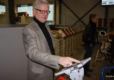 Verkoper Johan van Rooy presenteert het verkoopsysteem met iPad