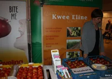 Astrid Görtz van Boomkwekerij Henri Fleuren bij het nieuwe appelras Kotabaru
