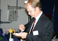 Cees Valstar eet blauwe bessen vlaai.