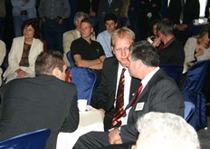 Onderonsje bij de sprekers: spreker gedeputeerde Ger Driessen is nog niet binnen.