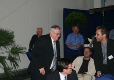 Daar komt hij binnen.