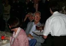 Champagne wordt uitgereikt.