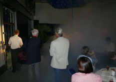 Begin van het spectakel: de zaal wordt in rook gehuld.