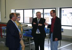 Theo Doeven, Miss Blauwe Bes en Ger Driessen worden door de regionale tv geinterviewd.