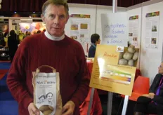 Niek Vos toont zijn eigen biologisch geteeld aardappelras Bionica, ook wel bekend als Niek's Witte.