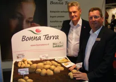Jelle Bos (links) en Wolter Testers van Bonna Terra met hun biologische aardappels.