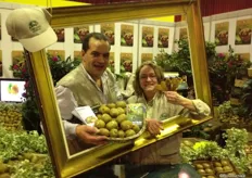 Thon Theunissen en Patricia Lodewijks (promoteam ZESPRI) laten trots de ZESPRI Green Organic kiwi's en de bijbehorende lepeltjes zien.