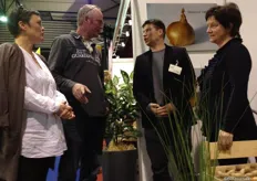Carel en Angela Bouma (rechts) van Carel Bouma Biologisch plant- en pootgoed in gesprek met hun goede klanten Kees en Connie Steendijk.