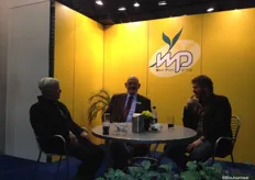 Ibo Atzema (midden) in gesprek met Hein Molenkamp (rechts).