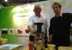 Gerrit van Cotthem en Joost Duisterwinkel van Versapers bieden versgeperste fruitdrank aan. De slowjuicers perst alle sap uit het fruit.