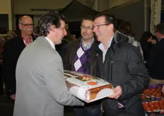 Jan van der Mey ontvangt een mega cake van Jan de Geus & Zn. bv