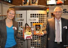 Sandra Pannekeet en Piet Pannekeet van JASA met de nieuwe handgreepverpakking voor de JASA 350 continuemachine, die de wat zwaardere AGF handzamer maakt.