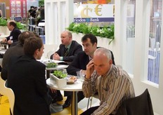 Op de achtergrodn stukje van gedeelte Triodos bank die een ruimte op de Eosta stand had.
