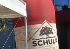 De opblaasfles van Schulp stond bij de ingang van Expo Houten. 