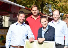 Janneke van der Hart, Niels Botman Gerard Barendregt en Frank van Antwerpen bemannen de groentekraam van de toekomst van Syngenta