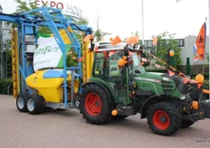 Oranjefans met een Fendt- of MF-tractor kunnen een foto maken van een oranje versierde tractor en insturen voor de actie van Abemec