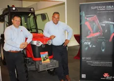 Mark van den Heuvel en Johan Bos van MechaTrac, importeur van Massey Ferguson traktoren