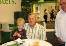 Fruitteler van Zandvoort met kleinzoon Jurre op bezoek in de stand van Fruitmasters