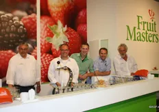 Het team van Fruitmasters in de stand met de geheel nieuwe huisstijl, op de achtergrond het nieuwe logo