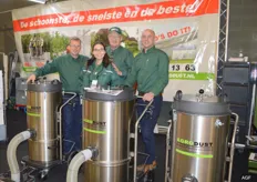 Robert Jan Sterk, Michelle Yanez, Roel van Campen en Jan Schuringa van Agrodust. Robert Jan gaat stofzuigers verkopen in Dubai. Een nieuwe markt waar stof genoeg aanwezig is.