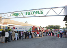 Eerst in de rij staan om Willem en Ria te feliciteren