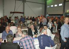 Gezellige boel. Ruim 300 mensen kwamen naar het feest